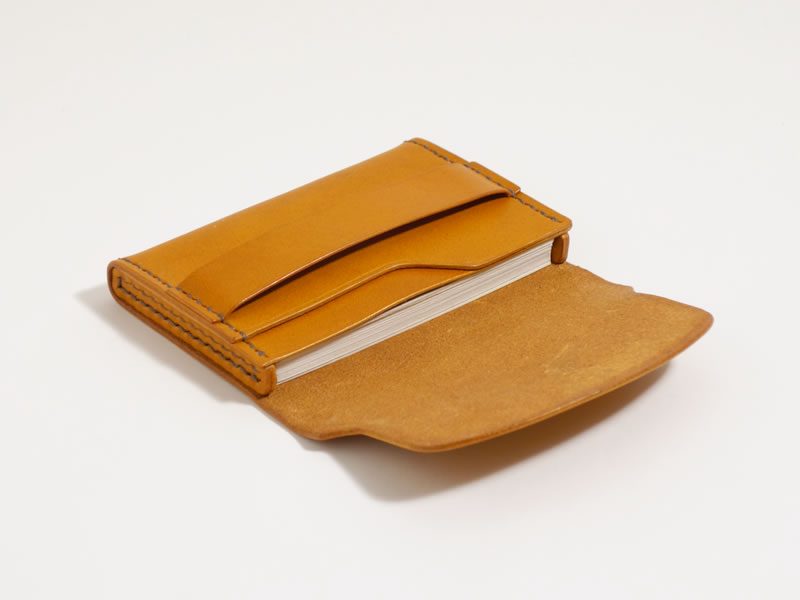 かぶせを開いて名刺を収納したところ
