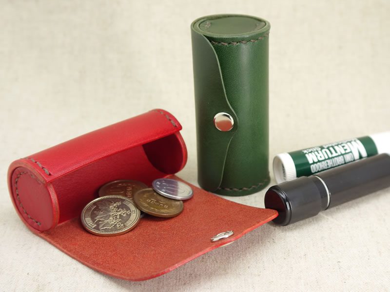 コインケースとシャチハタ・リップクリームを並べたところ
