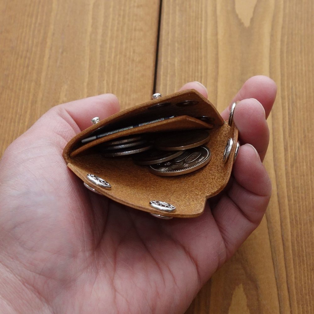 内部の仕切りと収納した小銭・お札